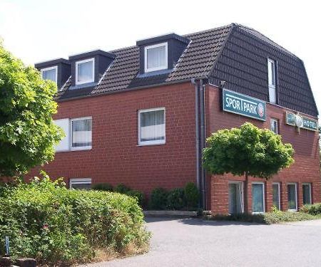 Sportpark Hotel Isernhagen Eksteriør bilde